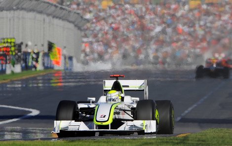 Tak to je realita nové F1 – bílý vůz Brawn GP s Jensonem Buttonem za volantem se rychle vzdaluje zbytku soupeřů…