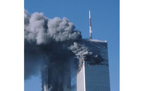 Tak to vypadalo ráno 11. září 2001. Oba mrakodrapy se zřítily za 102 minut po nárazu letadel.