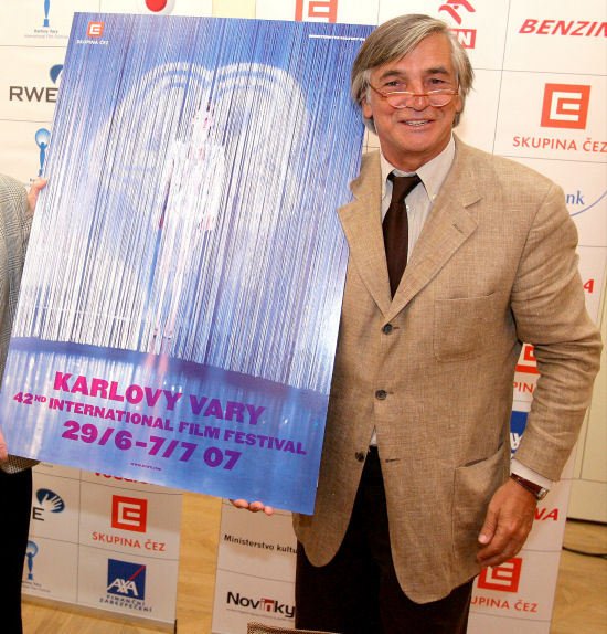 „Tak tohle je plakát letošního ročníku festivalu,“ pochlubil se prezident Jiří Bartoška.