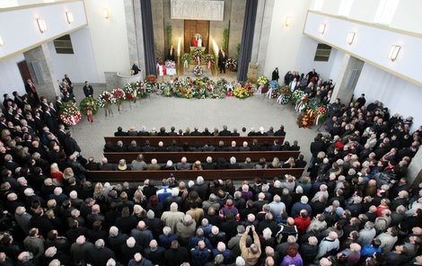 Tak velký pohřeb zažilo strašnické krematorium naposledy, když Česko dávalo sbohem Karlu Svobodovi. Sál byl přeplněný, lidé se nemohli dostat dovnitř.