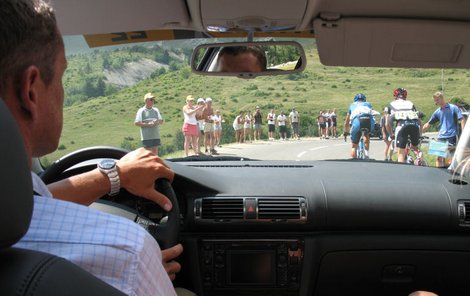 Takhle blízko se Bruno dokáže se svou Škodou Superb k jezdcům dostat. Před ním jede uprchlá dvojice Padrnos (6), O´Grady (13).