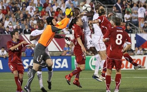 Takhle Petr Čech před prvním gólem chyboval. Nedosáhal na balon, odfoukl ho prý vítr... Paradoxně mu i překážel nejmenší muž národního týmu Lafata. 