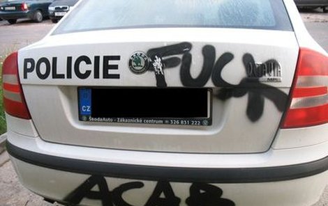 Takhle počmáral sprejer služebnu a policejní auto...