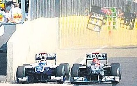 Takhle Schumacher přitiskl Barrichella ke zdi.