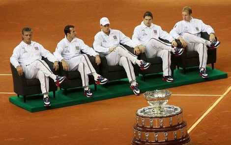 Takhle si daviscupoví reprezentanti posedali při losování přímo na kurtu. „Seděli jsme jako kmotři,“ glosoval to Radek Štěpánek.