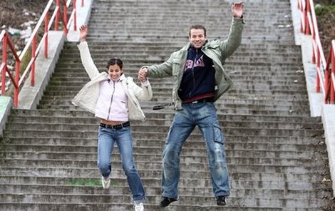 Takhle si skočili Kateřina Baďurová a Tomáš Janků na schodech vedoucí od pražské Julisky dolů do Dejvic exkluzívně pro Aha! „Jestli si zlomíme nohu…,“ hrozili na fotografku, ale pak hupli několikrát. Skok přece mají v popisu práce