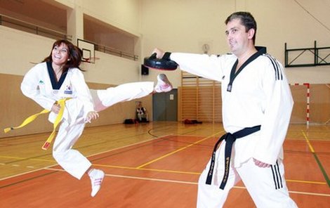 „Takhle si tu vyskakuju,“ smála se Eva, vyskočila a v letu kopla svého trenéra taekwondo Petra Hulinského do ruky.