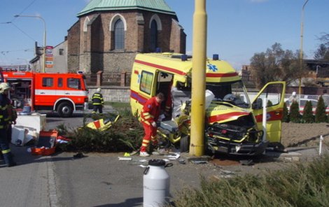 Takhle skončila houkající sanitka, které v Opavě zkřížilo cestu protijedoucí auto. Při nehodě zahynul kolemjdoucí muž (75) a zemřela i žena (70), pro kterou sanitka jela...  Loni zemřelo o Velikonocích na silnicích 13 lidí, v roce 2003 