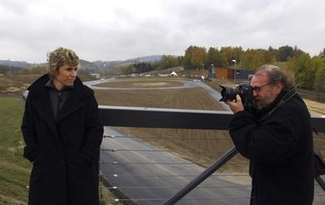 Takhle to ve Vesci vypadalo koncem října, když Kateřina Neumannová běžecký areál otvírala. A dneska to tam není jiné, na tratích není po sněhu ani památky!