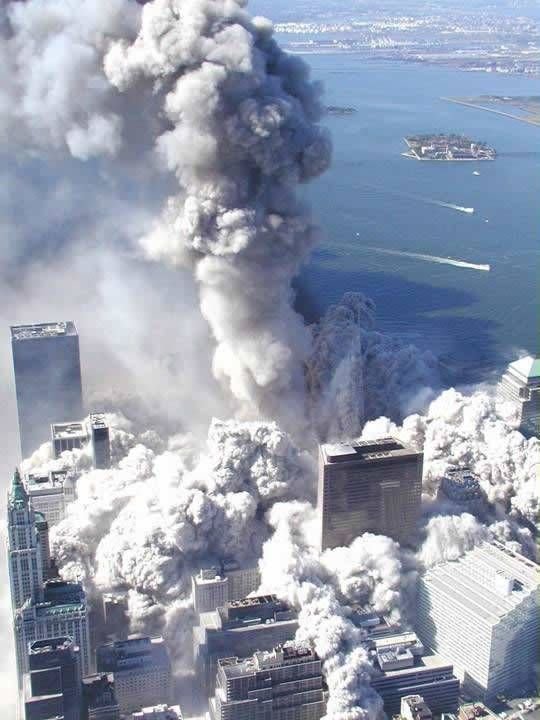 Takhle to vypadalo při teroristickém útoku na newyorské mrakodrapy 11. září 2001…