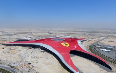 Takhle vypadá největší znak Ferrari na světě.