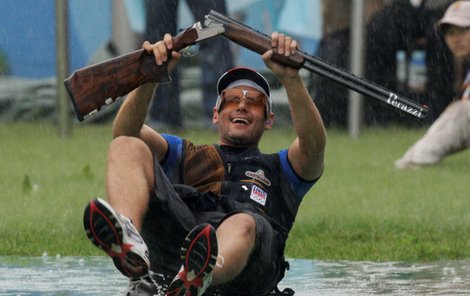 Takhle vypadá štěstí v podání českých olympijských vítězů: zatímco David Kostelecký padl mimoděk do velké louže…