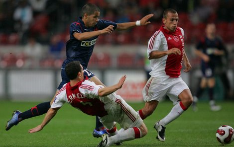 Takhle vzlétla Slavia k milionům loni: Belaid uniká dvojici hráčů Ajaxu.