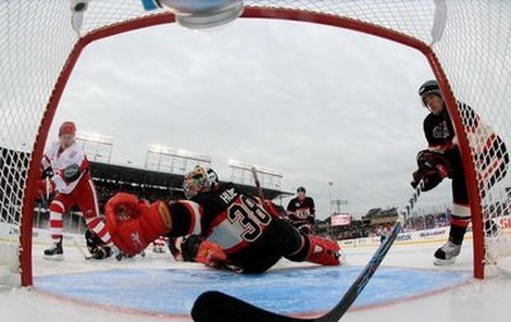 Takhle zaznamenal Jiří Hudler svůj 100. bod v NHL. Uklidit puk do prázdné branky mu nedělalo nejmenší potíže…