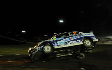 Takovou jízdu po dvou kolech předvádějí většinou jen kaskadéři při auto-rodeu.