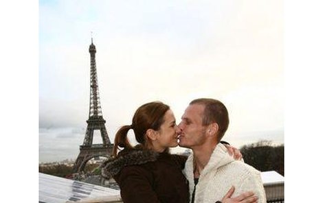 Takovou romatiku s manželkou Petrou jako v Paříži si fotbalista v Anglii neužije.