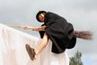 Takto se fotila Bára Hrzánová coby čarodějnice. A pomocí triku s bílým prostěradlem to dokonce vypadá, že umí létat na koštěti.