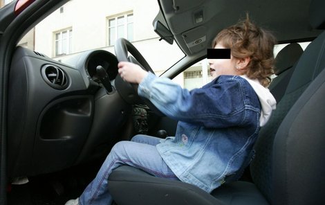 Takto vypadá 150 cm vysoké dítě za volantem.