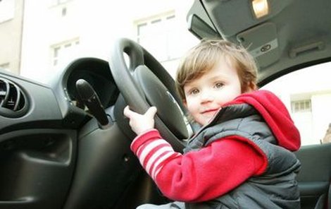 Takto vypadá pětileté dítě za volantem.