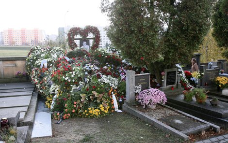 Takto vypadal včera hrob Václava Kočky na hřbitově v Praze-Řepích. Květin a věnců bylo tolik,že zasahovaly přes cestuk dalším hrobům.