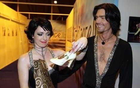Tatiana Vilhelmová obdivovala se svým tanečníkem Petrem Čadkem marcipánový střevíček, který před začátkem StarDance dostala.