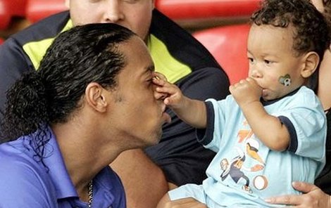 Taťka Ronaldinho se synem Joaem.