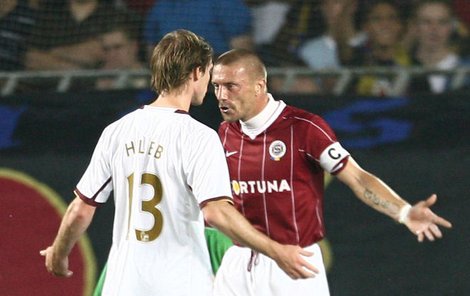 „Ten váš španělskej ptáček Fabregas mě chtěl zmrzačit, a to mu jen tak neprojde,“ ujišťuje Tomáš Řepka (vpravo) Alexandra Hleba z Arsenalu.