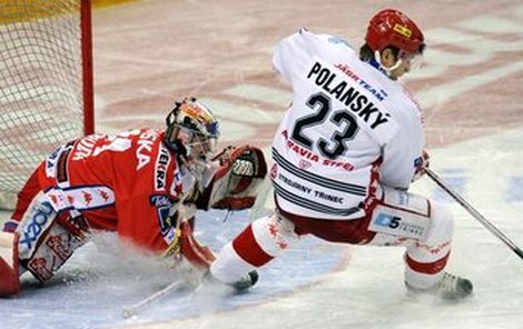 Tenhle moment vzbouřil emoce: Jiří Polanský se s pukem otáčí směrem zpátky, což pravidla zakazují…