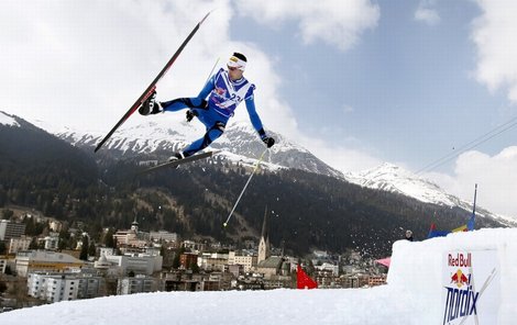 Tenhle skok »přes Davos« Francouz Alex Rousselet nezvládl...