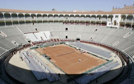 Tenis se už hrál leckde, zvláště pak při prestižním Davis Cupu, ale býčí aréna bude mít premiéru!