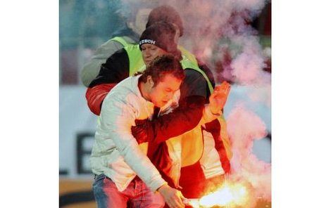 Tento ruský fanoušek nadělal pořadatelům hodně starostí. Se zapálenou světlicí přeběhl celé hřiště. A když ho chytili, ještě se jim vysmál do obličeje.