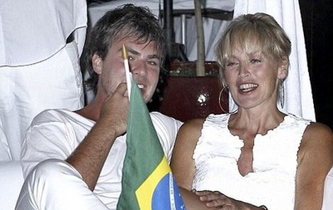 Tentokrát zvolila Sharon Stone spolu se svým tajemným partnerem zářivě bílou, která tak krásně zdůraznila její opálené tělo. 