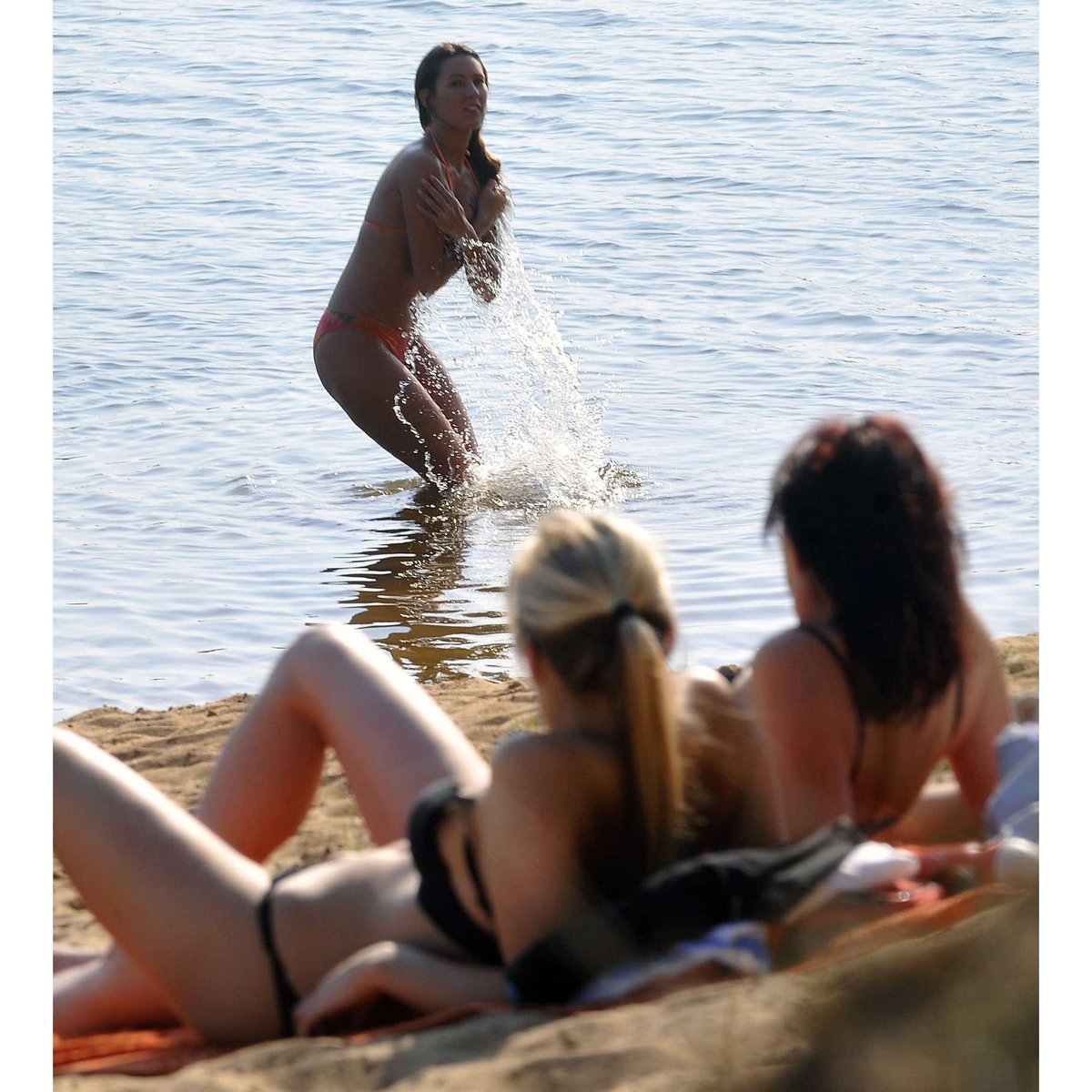 Teplé počasí svléklo ženy do plavek.