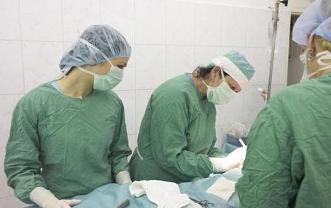 Tereza Kostková zblízka pozoruje práci plastických chirurgů.