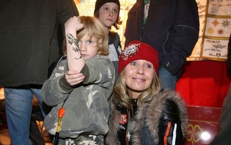 Tereza Pergnerová se synem Samuelem, který se chlubil svým tetováním
