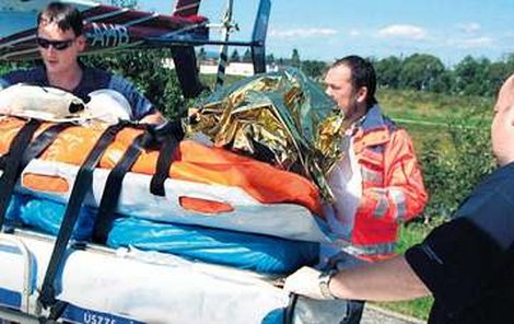 Těžce zraněnou dívenku museli záchranáři odvézt vrtulníkem.