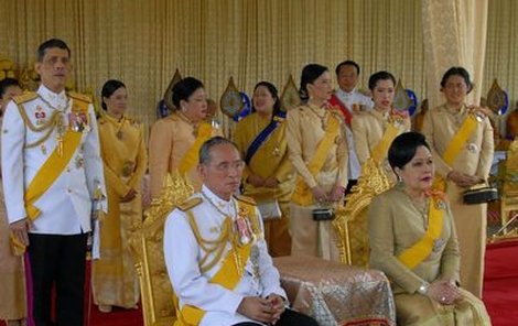Thajský král Bhumibol vlastní rozsáhlé pozemky a je majitelem akcií v několika významných thajských společnostech.