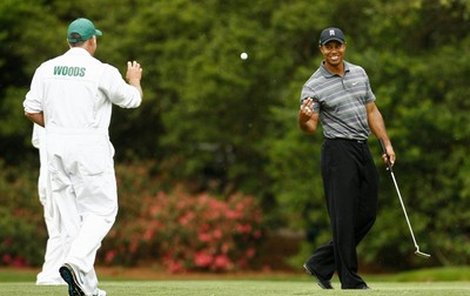 Tiger Woods spokojeně a s úsměvem hází míček svému caddymu Stevu Williamsovi.