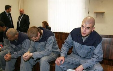 Tihle vězni prý chtěli znásilnit kolegu.