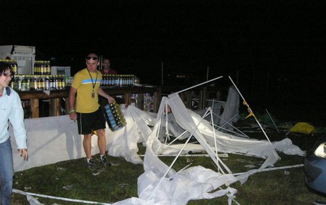 Tisíce zklamaných fanoušků se na festivalu Creamﬁelds v Břeclavi nedočkaly největších hvězd. Nezahrála ani kapela Monkey Business. Bouře a prudký liják zničily vybavení a přinutily pořadatele festival přerušit.