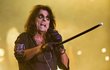 Tmavé šminky, tvrdý pohled – tak už přes 40 let vystupuje Alice Cooper ve své hororové show.