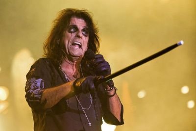 Tmavé šminky, tvrdý pohled – tak už přes 40 let vystupuje Alice Cooper ve své hororové show.