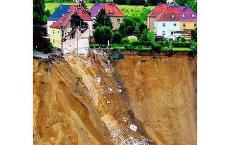 To byl náš dům... a na dně kráteru jsou pohřbeni naši sousedé!