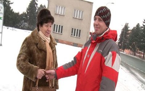 To je on! Petr Kuboš a důchodkyně, které vrátil ukradenou kabelku.