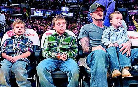 To je otrava, když nám táta nechce dovolit ty hezký obrázky. Romeo, Brooklyn a Cruz (zleva) jsou na taťku Beckhama naštvaní.