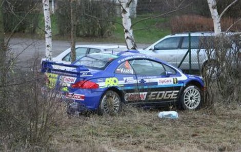 To je Peugeot 307 WRC Poláka Kuzaje krátce po nehodě. Před několika lety tu havaroval Tomáš Vojtěch, který skončil v chatce zahrádkářské kolonie daleko od trati.