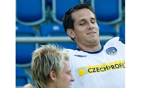 To ještě bývala ve Slovácku legrace. Jan Rajnoch si focení před ligou před dvěma lety s Martinem Vozábalem (vpravo) užíval.