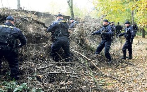 To, že policisté důkladně hledají pod nánosy větví, nenaznačuje nic dobrého...