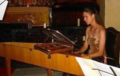 Tohle je Jiřinka! Na koncertu vystoupila v Hradci Králové v sále Filharmonie i Jiřina Marešová. Zahrála skladbu Podobenství o vinném kmeni…
