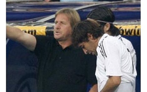 Tohle je Raúl z Realu Madrid bez viagry (nejspíš). Jak by to asi dopadlo s fotbalisty Gremia po požití modré pilulky?!